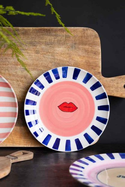 Assiette de service en céramique à bordure rayée et lèvres