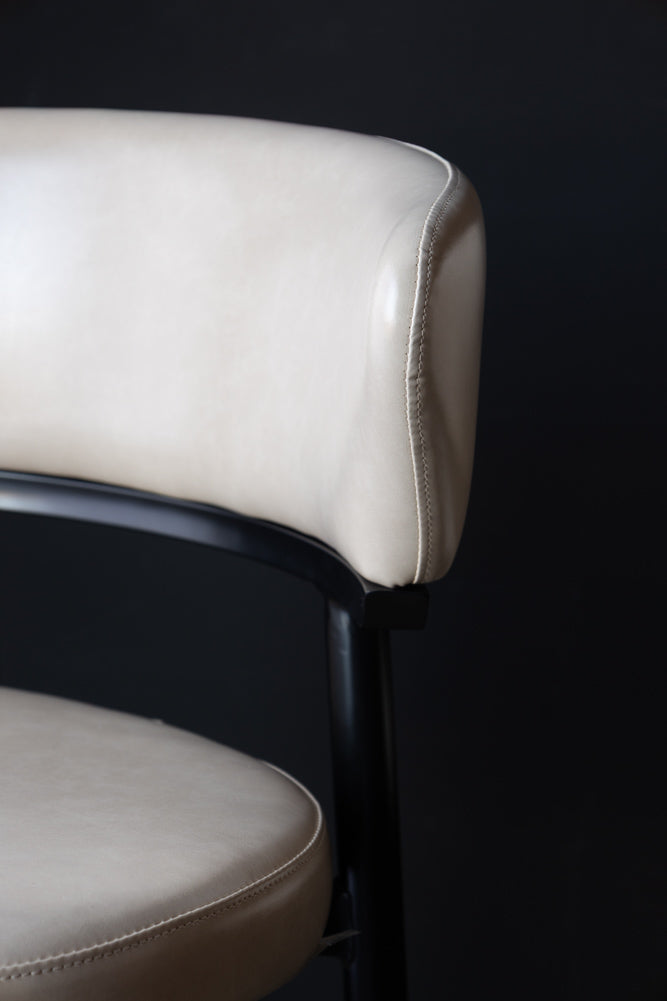 Le tabouret de bar Blake en champagne neutre