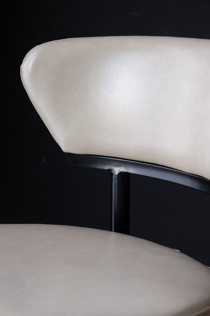 Le tabouret de bar Blake en champagne neutre