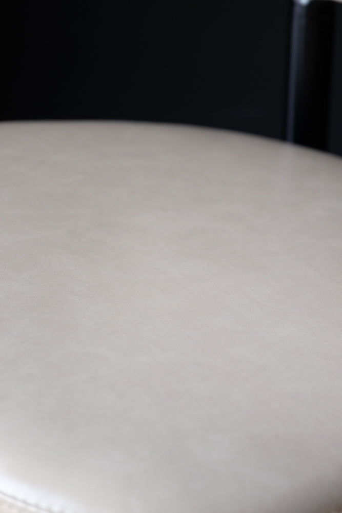 Le tabouret de bar Blake en champagne neutre