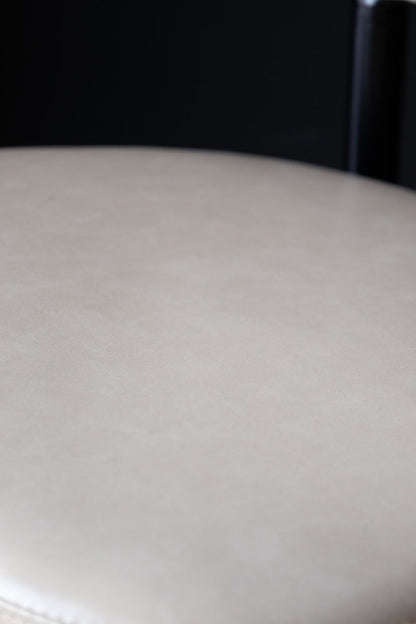 Le tabouret de bar Blake en champagne neutre