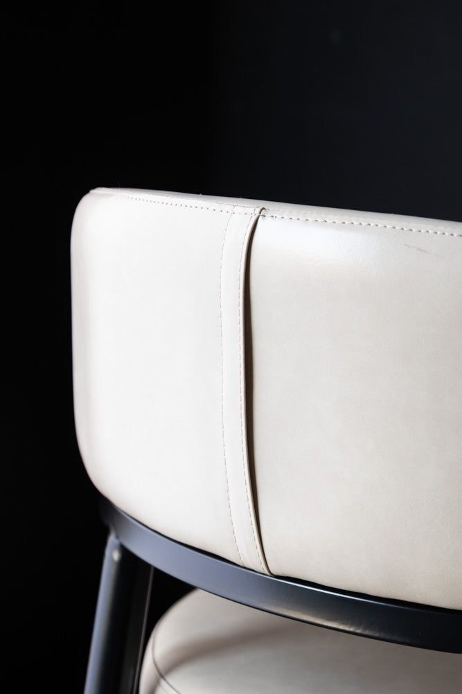Le tabouret de bar Blake en champagne neutre