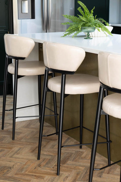 Le tabouret de bar Blake en champagne neutre