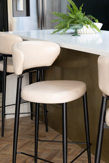 Le tabouret de bar Blake en champagne neutre