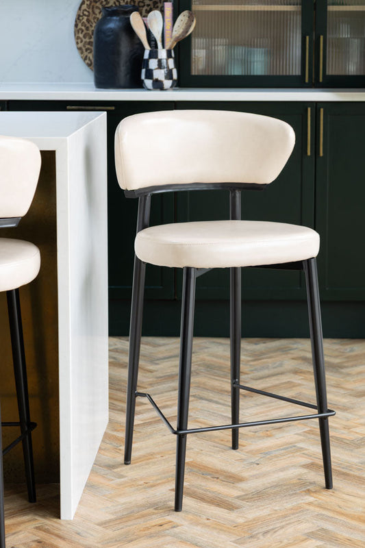 Le tabouret de bar Blake en champagne neutre