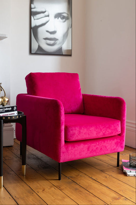 Le fauteuil Edie In Luxe en velours Needlecord rose Harry