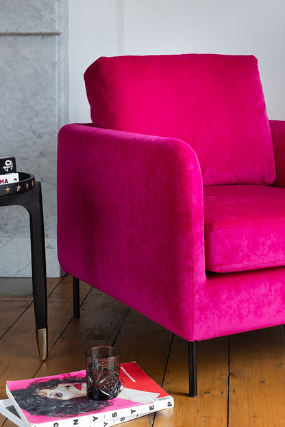 Le fauteuil Edie In Luxe en velours Needlecord rose Harry