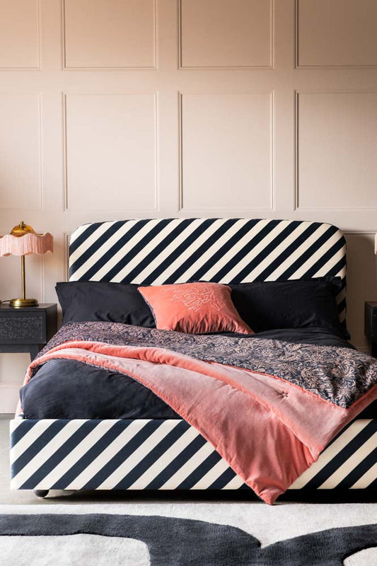 Le lit en velours Studio Stripe sable et noir - Disponible en 2 tailles