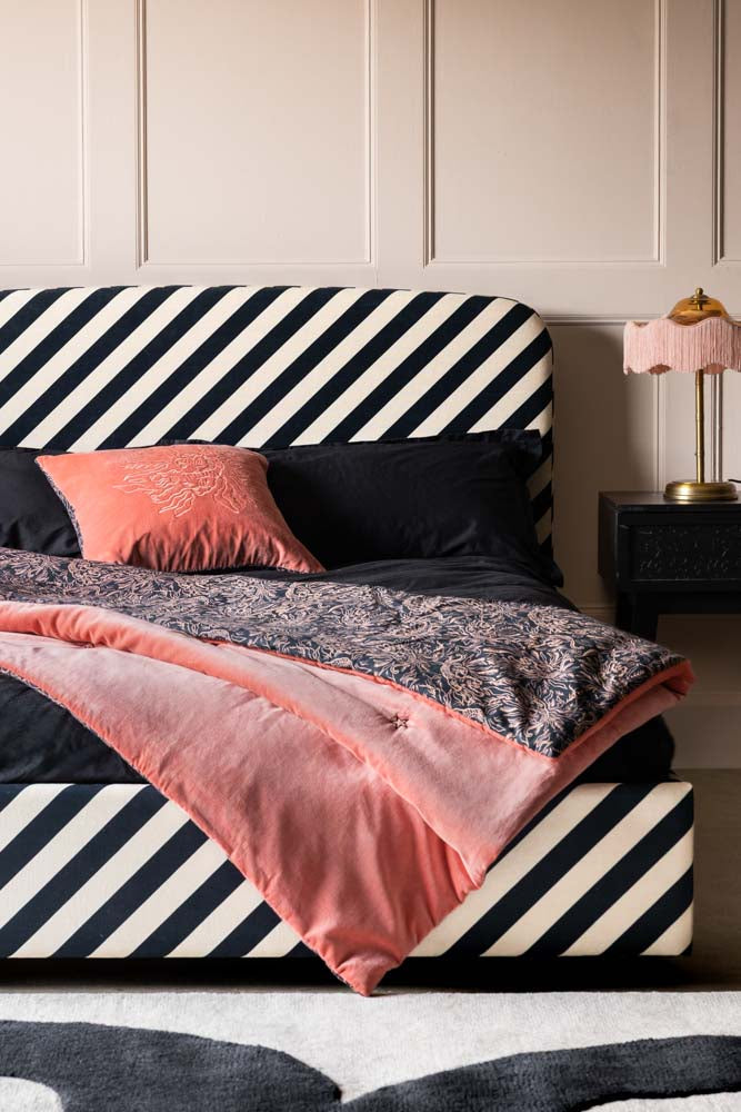 Le lit en velours Studio Stripe sable et noir - Disponible en 2 tailles
