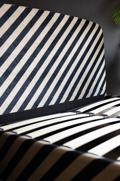 Le lit ottoman en velours Studio Stripe sable et bleu nuit - Disponible en 2 tailles