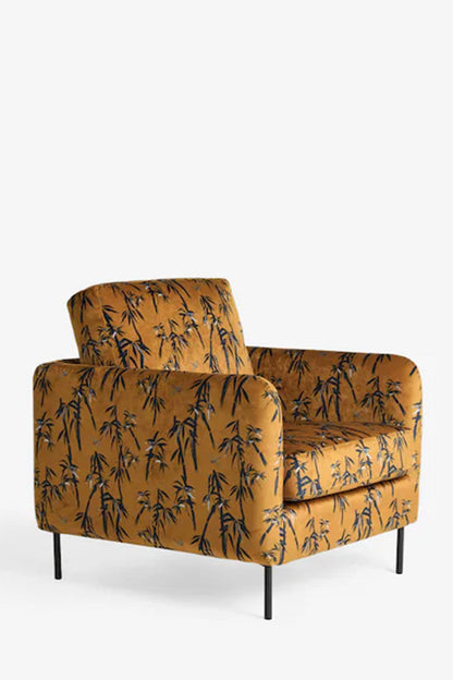 Le fauteuil Edie en bambou et velours doré