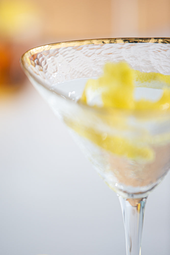 Verre à cocktail bio avec bord doré