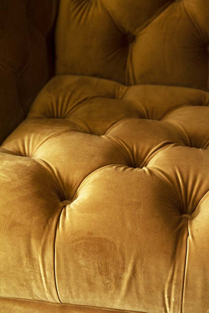 Canapé Chesterfield 3 places en velours ocre doré