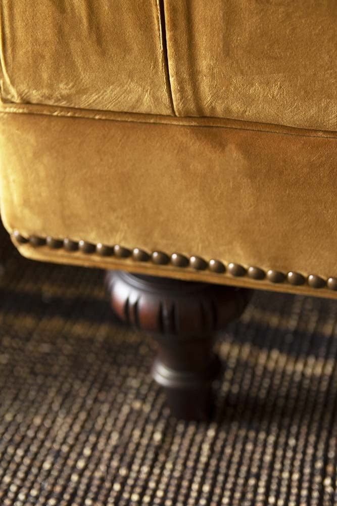 Canapé Chesterfield 3 places en velours ocre doré